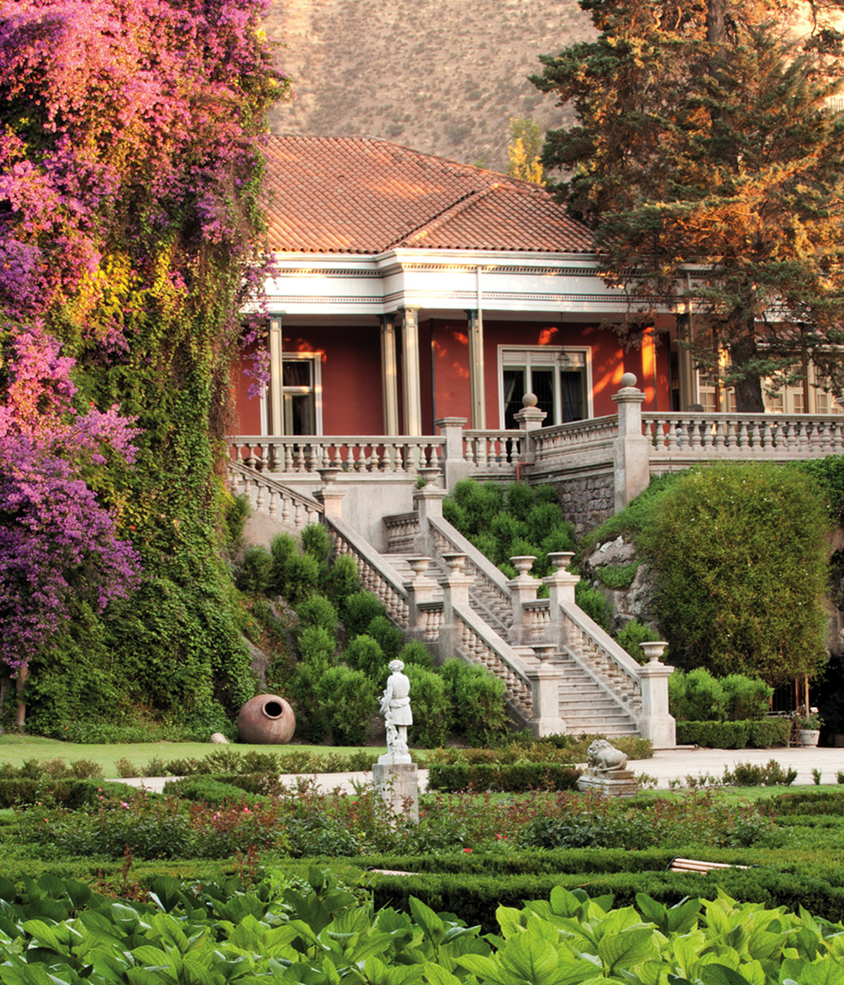 Casa patronal de Viña Santa Rita entre jardines